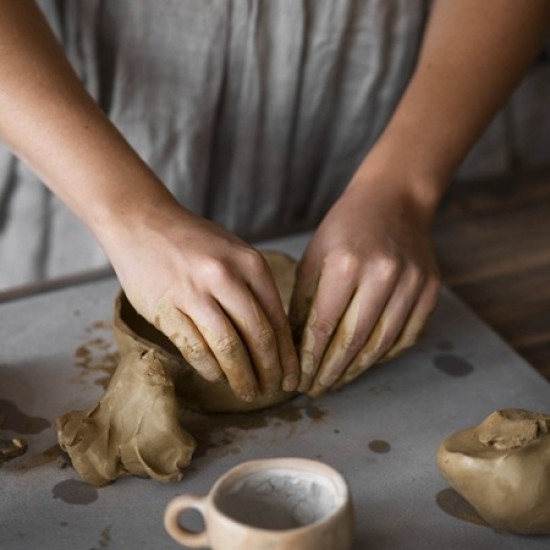 Сближаване и споделеност с Творческо преживяване с глина за двойки от Makaroon Сближаване и споделеност с Творческо преживяване с глина за двойки от Makaroon