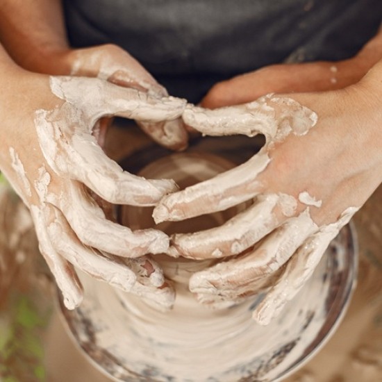 Сближаване и споделеност с Творческо преживяване с глина за двойки от Makaroon Сближаване и споделеност с Творческо преживяване с глина за двойки от Makaroon