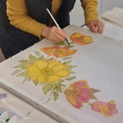 Рисуване върху копринено фишу – арт ателие за творчески любители