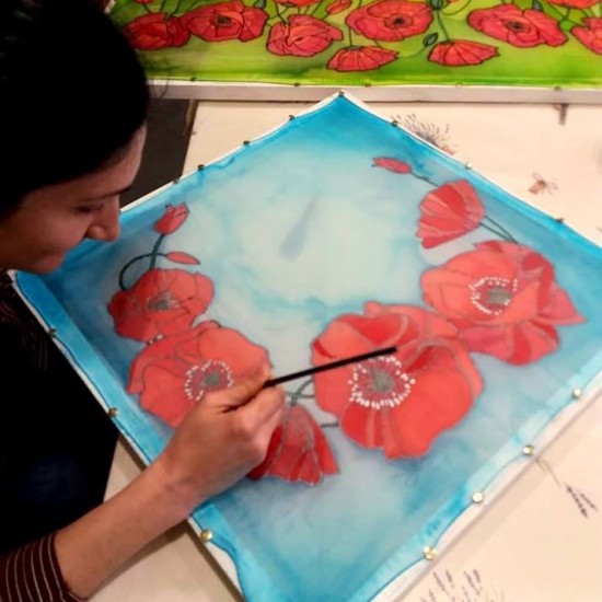 Дайте свобода на въображението си с Рисуване върху копринено фишу от Makaroon