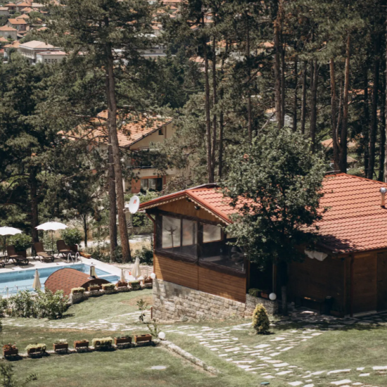 Почивка и природа - Уикенд със закуска за двама в самостоятелна вила в комплекс „СкитникЪ“ от Makaroon Почивка и природа - Уикенд със закуска за двама в самостоятелна вила в комплекс „СкитникЪ“ от Makaroon