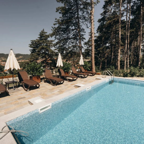 Почивка и природа - Уикенд със закуска за двама в самостоятелна вила в комплекс „СкитникЪ“ от Makaroon Почивка и природа - Уикенд със закуска за двама в самостоятелна вила в комплекс „СкитникЪ“ от Makaroon