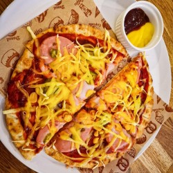 Вино и пица за двама в компанията на коргита