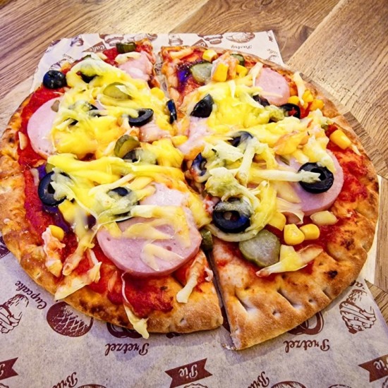 Вкусна храна и сладки кученца с Вино и пица за двама в компанията на коргита от Makaroon