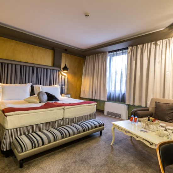 Споделете едно романтично преживяване с любимия човек с нощувка за двама със закуска + спа + разходка с лодка в Луковит от Makaroon