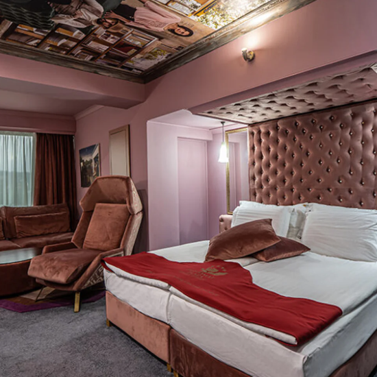 Споделете едно романтично преживяване с любимия човек с нощувка за двама със закуска + спа + разходка с лодка в Луковит от Makaroon