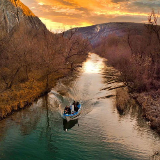 Споделете едно романтично преживяване с любимия човек с нощувка за двама със закуска + спа + разходка с лодка в Луковит от Makaroon