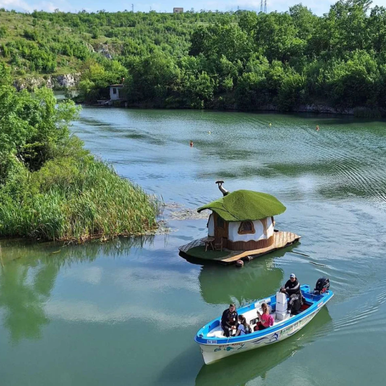 Споделете едно романтично преживяване с любимия човек с нощувка за двама със закуска + спа + разходка с лодка в Луковит от Makaroon