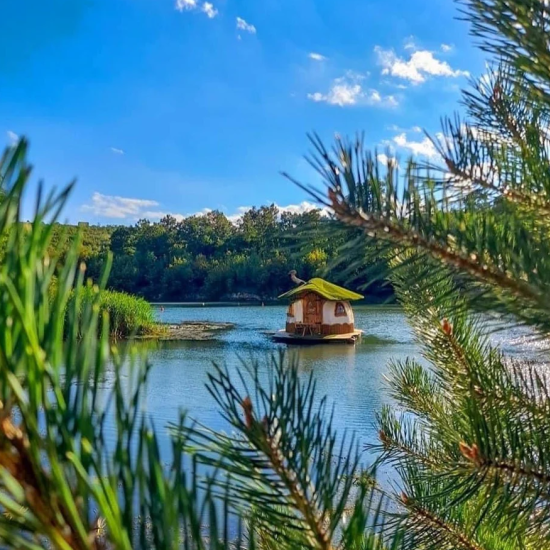 Споделете едно романтично преживяване с любимия човек с нощувка за двама със закуска + спа + разходка с лодка в Луковит от Makaroon