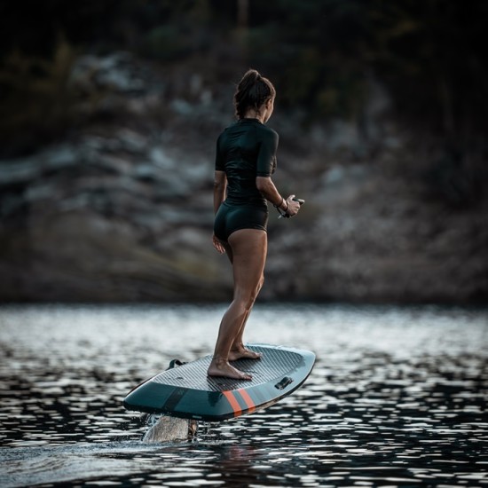 Eкстремно във и над водата с "Урок по e-foil на яз. Въча около Пловдив" oт Makaroon Eкстремно във и над водата с "Урок по e-foil на яз. Въча около Пловдив" oт Makaroon
