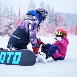 Урок по ски или сноуборд + професионална фотосесия за деца до 5 години в Пампорово Урок по ски или сноуборд + професионална фотосесия за деца до 5 години в Пампорово