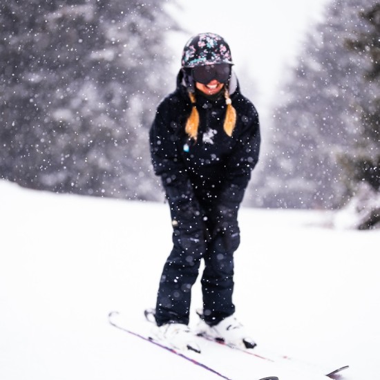 Сняг и зимни спортове с "Урок по ски или сноуборд за младежи и възрастни в Пампорово" от Makaroon