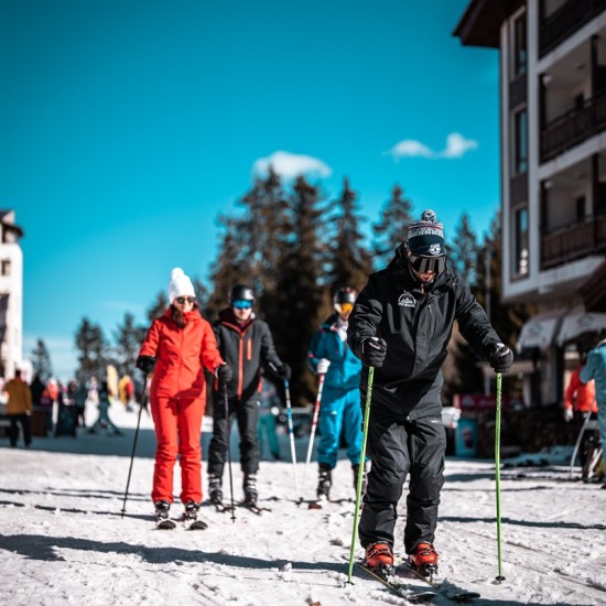 Сняг и зимни спортове с "Урок по ски или сноуборд за младежи и възрастни в Пампорово" от Makaroon