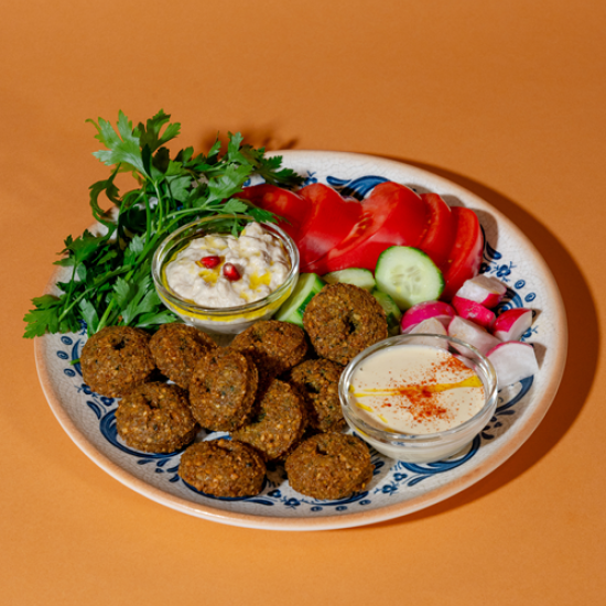 Насладете се на експлозия от вкусове и аромати с 3-степенно меню по избор за двама в сирийски ресторант Емеса от Makaroon