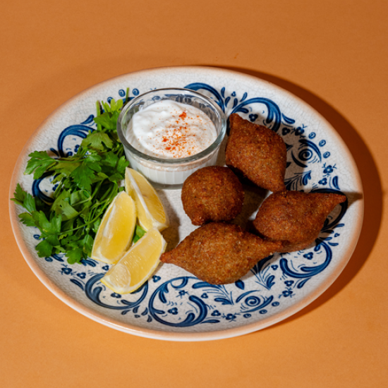 Насладете се на експлозия от вкусове и аромати с 3-степенно меню по избор за двама в сирийски ресторант Емеса от Makaroon