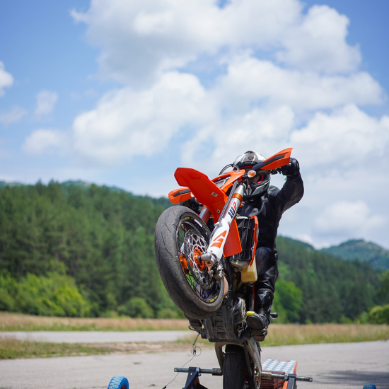 Урок по каране на ендуро мотор на една гума