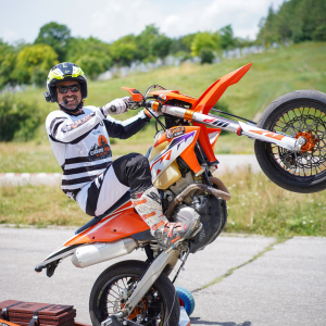 Урок по каране на ендуро мотор на една гума Урок по каране на ендуро мотор на една гума