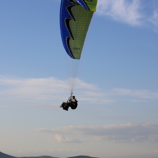 Свободни като птица с "Полет с моторен делтапланер + видеозаснемане край Перник" от Makaroon