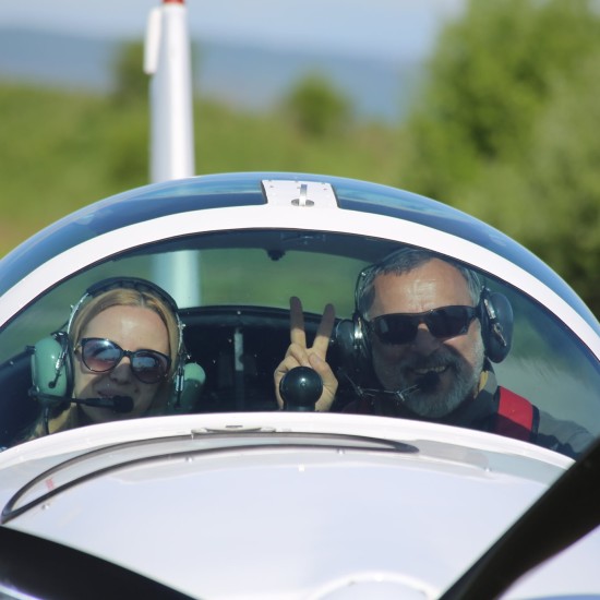 В небесата и отвъд с "Урок по пилотиране на двуместен самолет край Ихтиман" от Makaroon