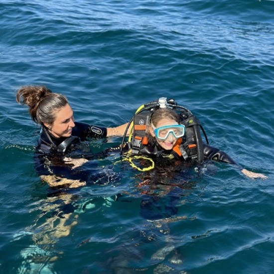 Разберете основите на гмуркането с ''Discover Scuba Diving в закрит басейн в София'' от Makaroon