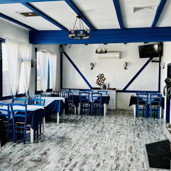 До Гърция и обратно със „Семейно меню за 4 души в ресторант Aegеan Sea” от Makaroon