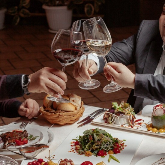 До Гърция и обратно със „Семейно меню за 4 души в ресторант Aegеan Sea” от Makaroon