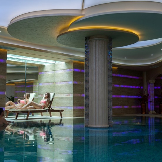 Подарете изискана вечеря, хубаво вино и храна с Романтичен пакет за двама в хотел Мантар с две нощувки със закуски от Makaroon