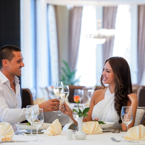 Подарете изискана вечеря, хубаво вино и храна с Романтичен пакет за двама в хотел Мантар с две нощувки със закуски от Makaroon