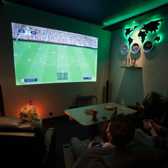 Играй с приятели в зала за гейминг, настолни игри и частно кино в София от Макароон