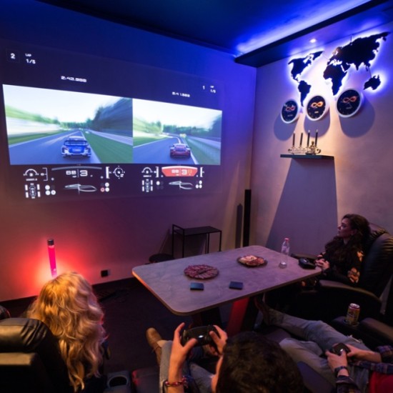 Играй с приятели в зала за гейминг, настолни игри и частно кино в София от Макароон