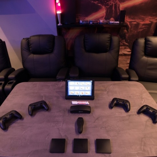 Играй с приятели в зала за гейминг, настолни игри и частно кино в София от Макароон