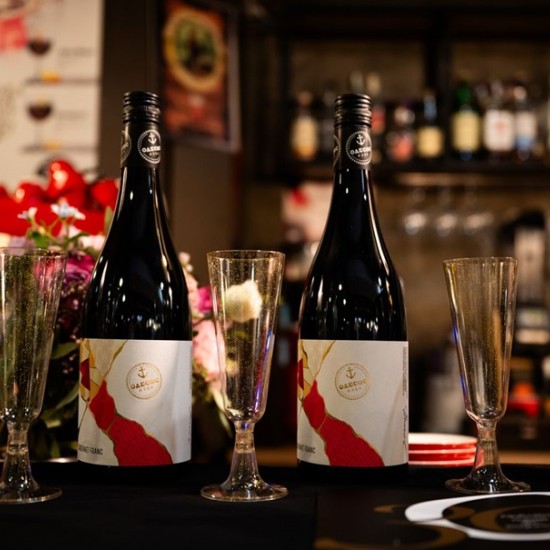 Море от вино с "Дегустация на 3 сезонни вина за двама в Изба Одесос, Варна" от Makaroon