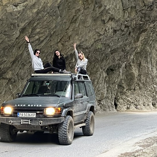 Подарете си едно планинско пътешествие с "Разходка с джип Land Rover Discovery в Родопите" от Makaroon