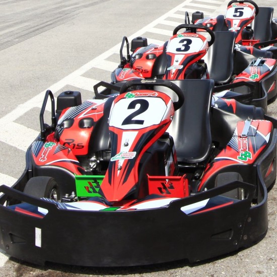 Картинг за един човек – предизвикателство и динамика на пистата от Макароон