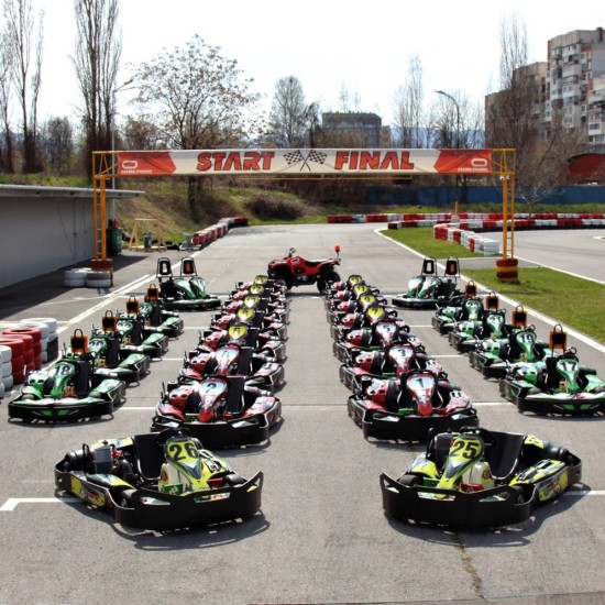 Картинг за един човек – предизвикателство и динамика на пистата от Макароон