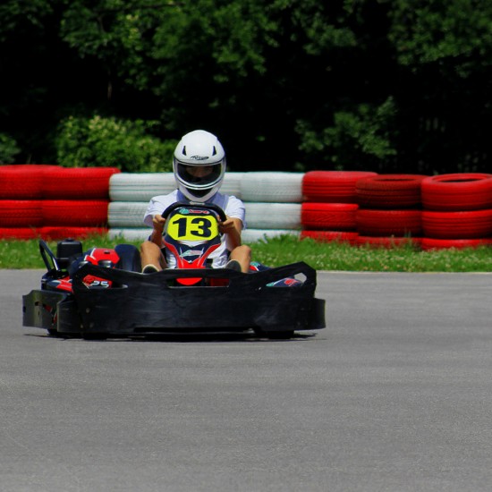 Картинг за един човек – предизвикателство и динамика на пистата от Макароон