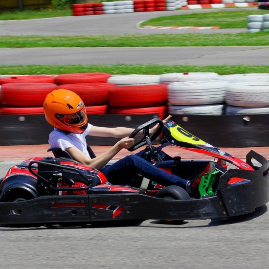 Картинг за един човек – предизвикателство и динамика на пистата от Макароон