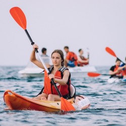 Съберете слънчеви лъчи и морски бриз с Излет с каяк за един човек край Варна 