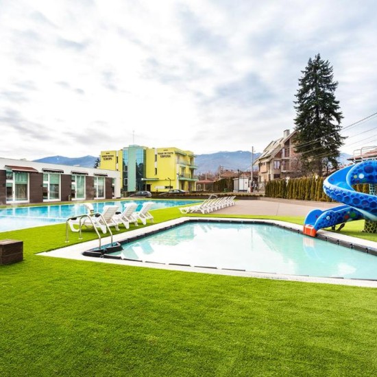 Направете един незабравим подарък с "Уикенд за двама в Комплекс Европа“ в Долна Баня от Makaroon