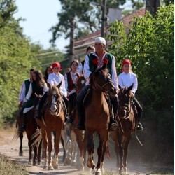 Конна езда + обяд или вечеря в юрта в конен двор Странник, Карлово 