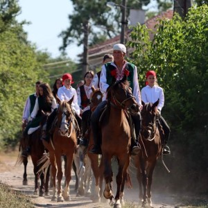 Конна езда + обяд или вечеря в юрта в конен двор Странник, Карлово 