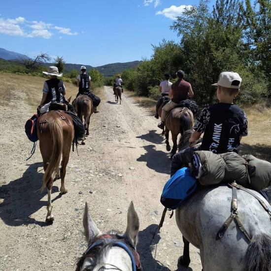 Блян за спокойствие и природа „Конна езда + обяд или вечеря в юрта“ от Makaroon