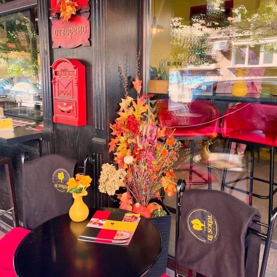 Сладки спомени със "Семеен брънч за до 4 души в Le Soleil Crepes and Coffee" от Makaroon