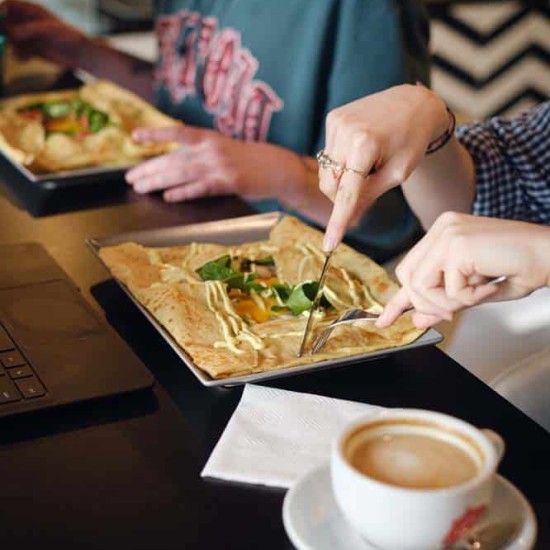 Тънки френски палачинки и прясно кафе с "Брънч за двама в Le Soleil Crepes and Coffee" от Makaroon