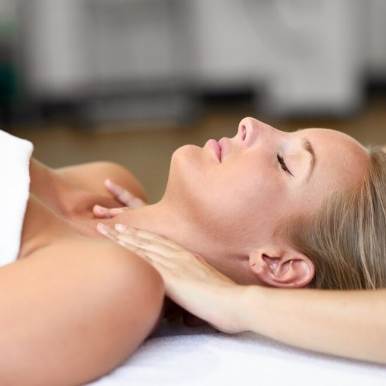 Стегната и сияйна кожа с Лифтинг масаж на лице в Бургас от Makaroon