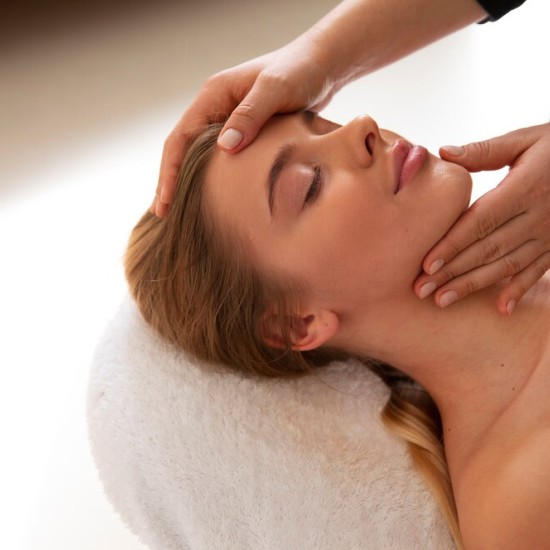 Стегната и сияйна кожа с Лифтинг масаж на лице в Бургас от Makaroon