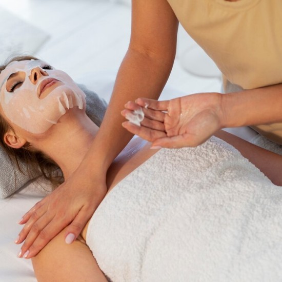 Подмладяваща и стягаща терапия за лице Power Retinol в Бургас от Makaroon