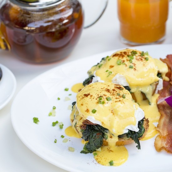 Насладете се на вкусна храна и приятна атмосфера с Брънч меню за двама в Little Sofia от Makaroon