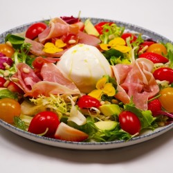 Кулинарно съвършенство с Вечеря за двама в ресторант Little Sofia 