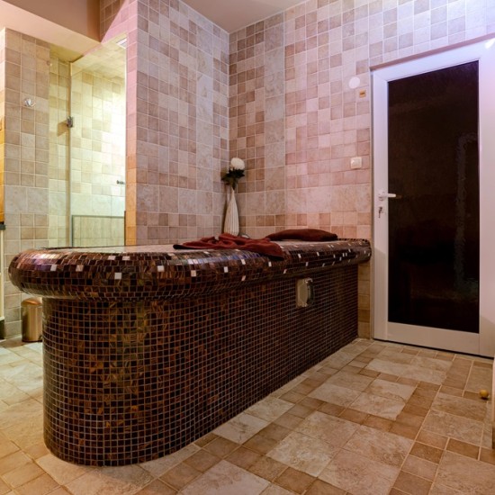 Релаксираща терпаия от Далечния Изток с "Ритуал Топли вулканични камъни във Варна" от Makaroon